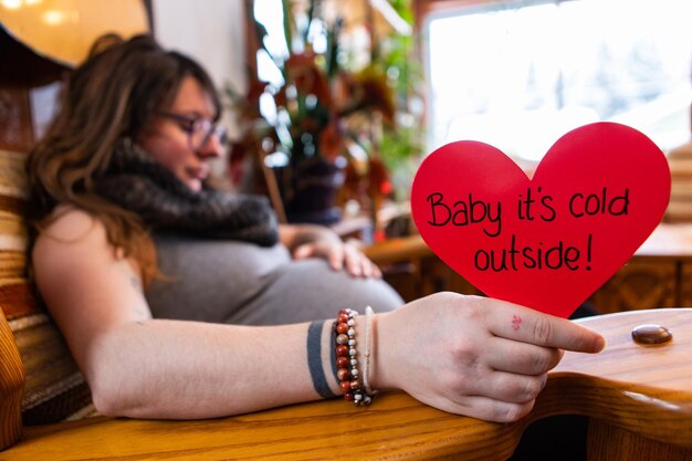 Foto mujer con forma de corazón con texto