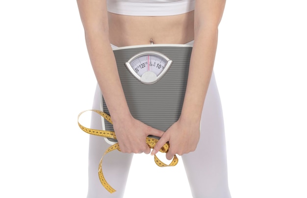 Foto mujer en forma con escala de medición. concepto de bienestar de pérdida de peso. aislado sobre fondo blanco
