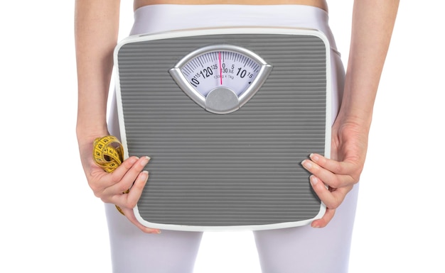 Foto mujer en forma con escala de medición. concepto de bienestar de pérdida de peso. aislado sobre fondo blanco