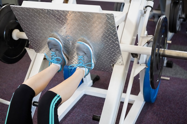 Foto mujer en forma haciendo ejercicios para las piernas en el gimnasio