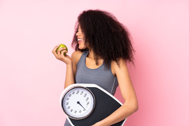 mujer en forma con una manzana