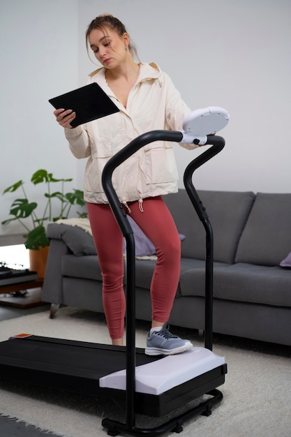 Foto mujer en forma de tiro completo con cinta de correr