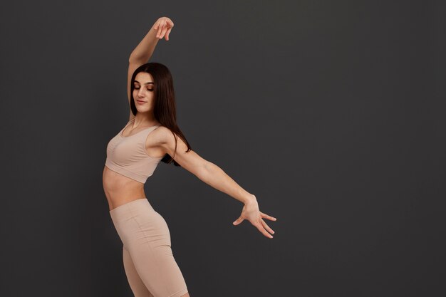 Foto mujer en forma de tiro medio actuando