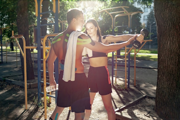 Mujer de formación de instructor en el campo de deportes.