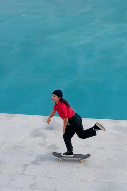 Foto mujer en la formación del parque de patinaje