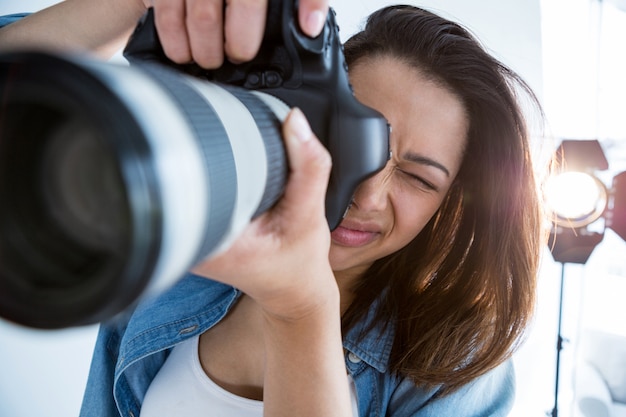 Mujer fotógrafa con cámara digital