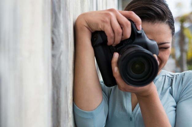 Mujer fotógrafa con cámara digital