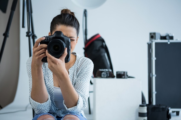 Mujer fotógrafa con cámara digital