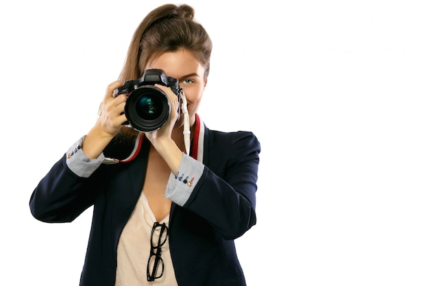 Mujer fotógrafa con una cámara réflex digital