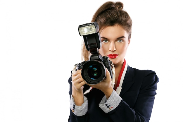 Mujer fotógrafa con una cámara réflex digital