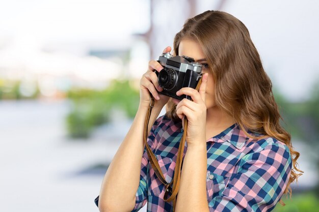 Mujer fotógrafa con cámara