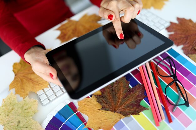 Foto mujer fotógrafa manos sosteniendo tableta cerrar