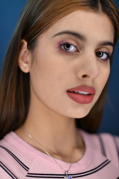 mujer fotógrafa posando en la cámara a través de la lámpara de luz anular modelo pakistaní indio