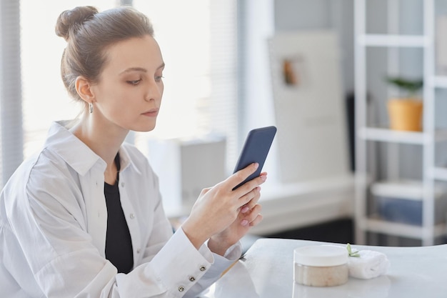 Mujer fotógrafa con smartphone