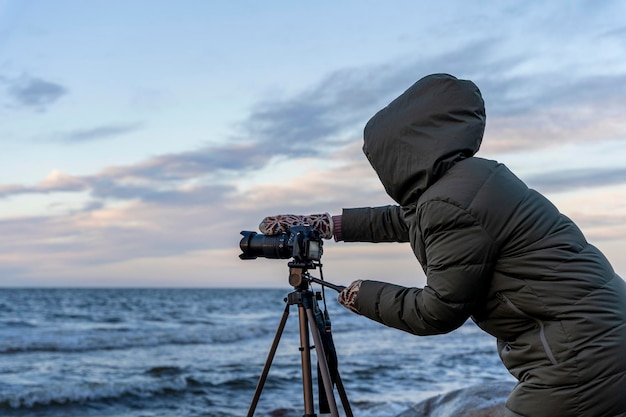 Mujer fotógrafa toma fotos con una cámara