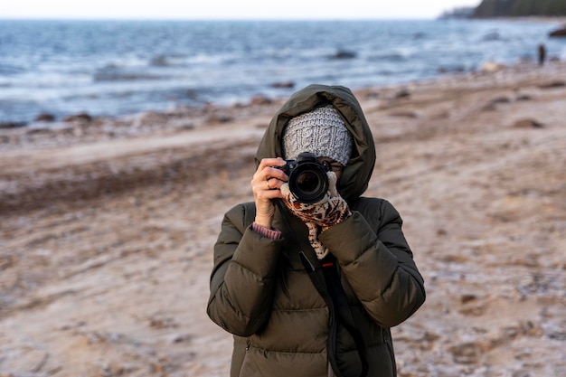 Mujer fotógrafa toma fotos con una cámara