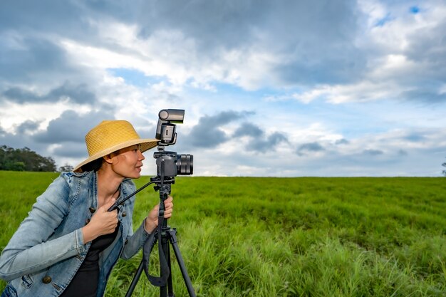 Mujer fotógrafa tomar una foto en colinas