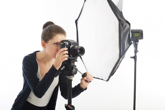 mujer fotógrafa trabajando en estudio