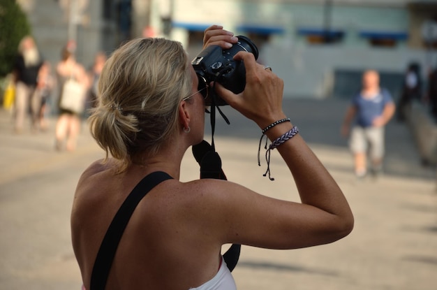 Mujer fotografiada en la ciudad.