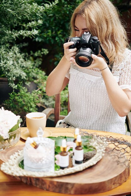 Mujer fotografiando cosméticos