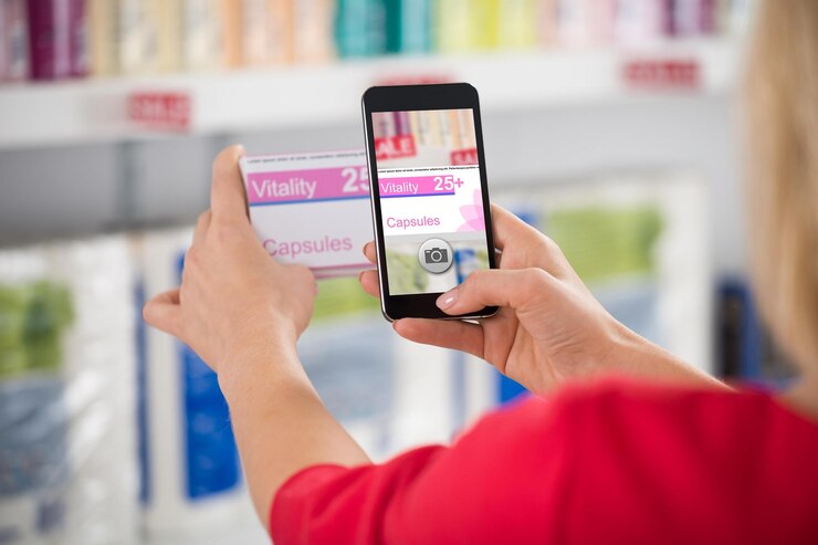 Foto mujer fotografiando paquete de cápsulas en la tienda