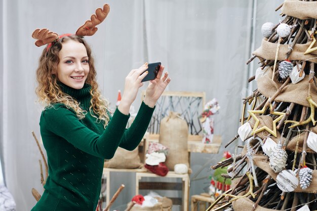 Mujer, fotografiar, árbol de navidad