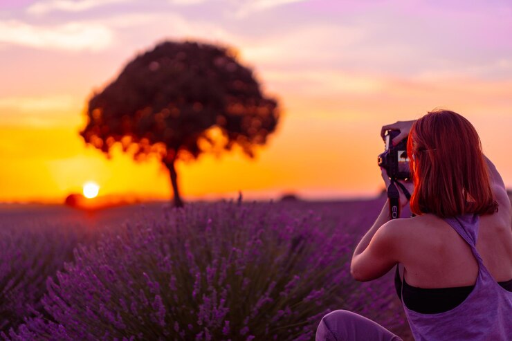 Una mujer fotografías al atardecer en un campo de lavanda Brihuega Guadalajara España