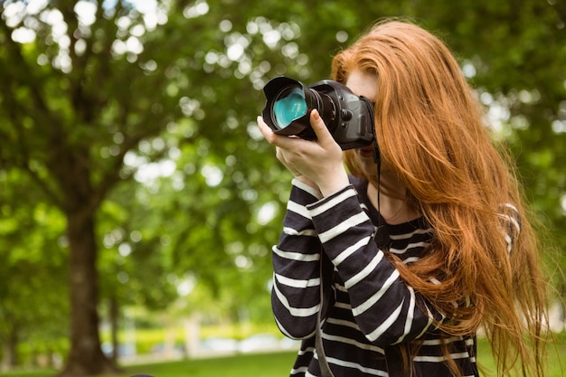 Mujer, fotógrafo, en el parque