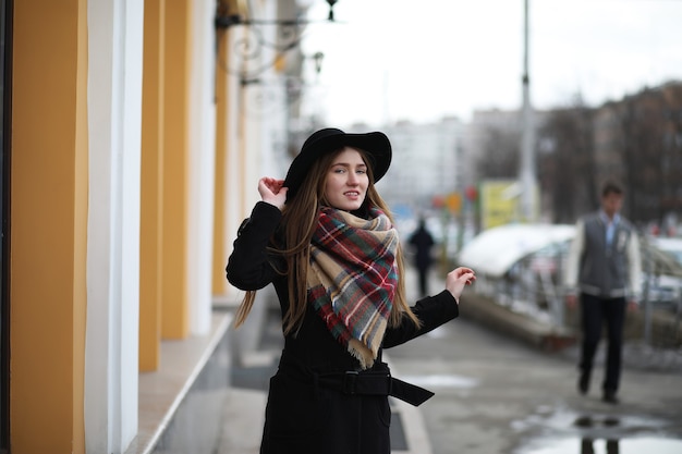 Mujer francesa a dar un paseo a principios de la primavera al aire libre