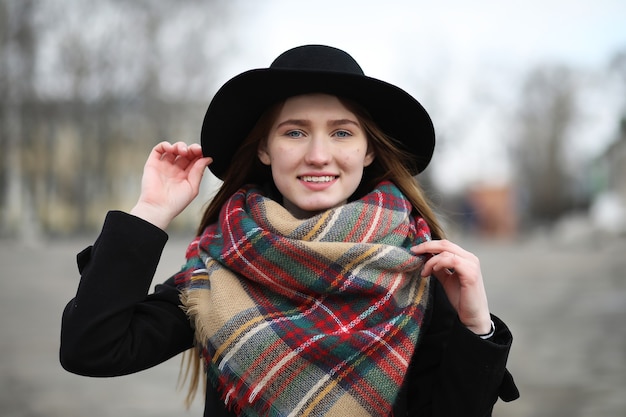 Mujer francesa a dar un paseo a principios de la primavera al aire libre