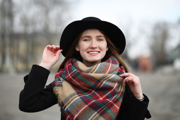 Mujer francesa a dar un paseo a principios de la primavera al aire libre