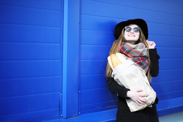 Mujer francesa a dar un paseo en las tiendas de comestibles al aire libre