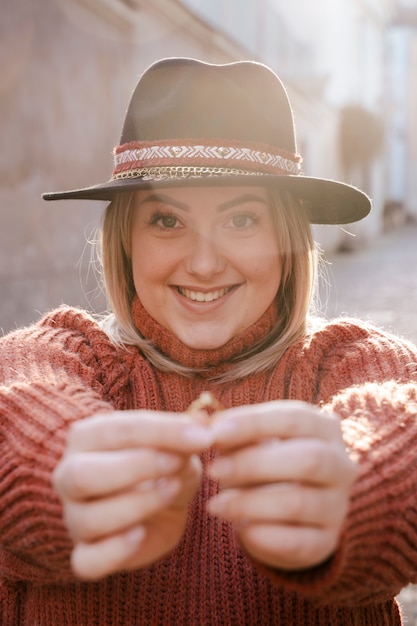 Mujer francesa rubia que sostiene un anillo de bodas