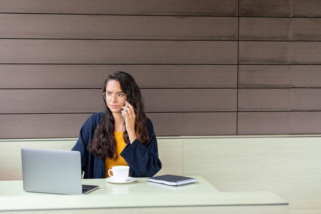 Mujer freelance sorprendida usando netbook