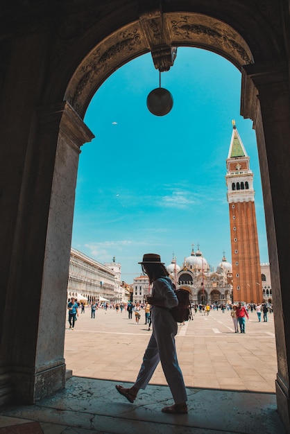 Mujer frente al campanario de la plaza de san marcos en venecia, italia, horario de verano, silueta