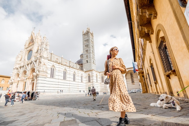 Mujer frente a la catedral de siena en toscana italia