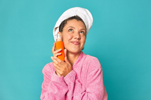 Mujer fresca y feliz con loción de protección solar