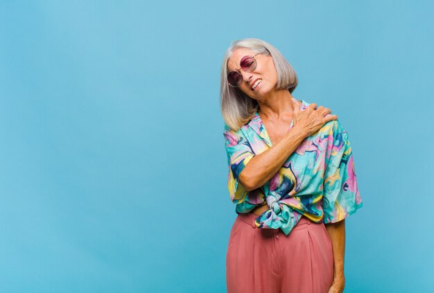 Mujer fresca de mediana edad con un cabello hermoso aislado