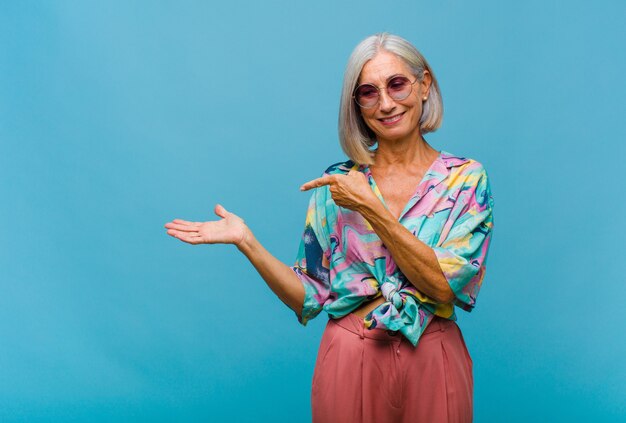 Mujer fresca de mediana edad sonriendo alegremente