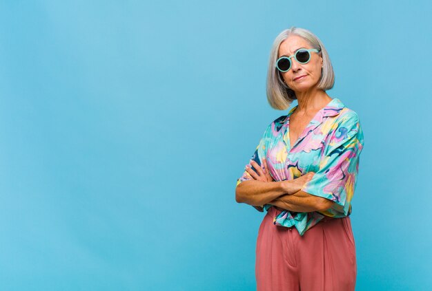 Mujer fresca de mediana edad sonriendo a la cámara