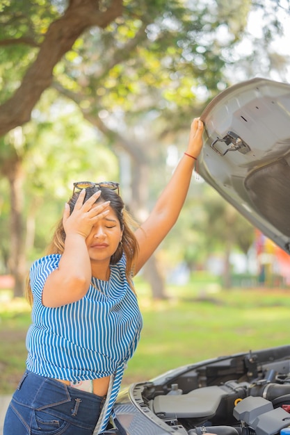 Mujer frustrada porque su auto se descompuso