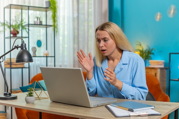 Mujer frustrada con problemas de software con la computadora portátil chica enojada nerviosa viendo error error virus