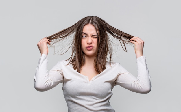 Mujer frustrada que tiene un mal cabello