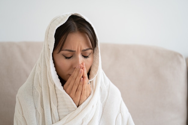 Mujer frustrada sintiéndose sola