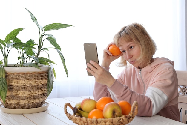 Mujer con fruta en la mesa