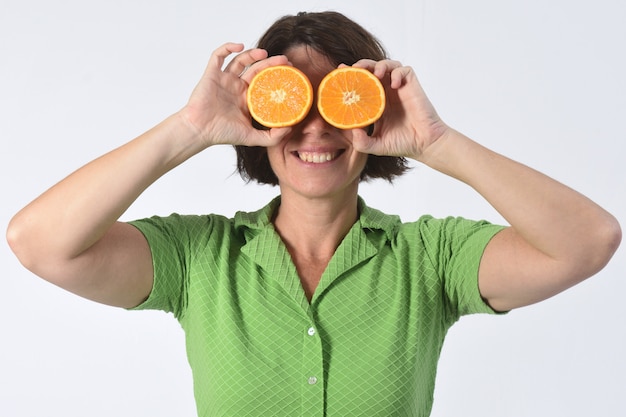 Mujer con fruta naranja