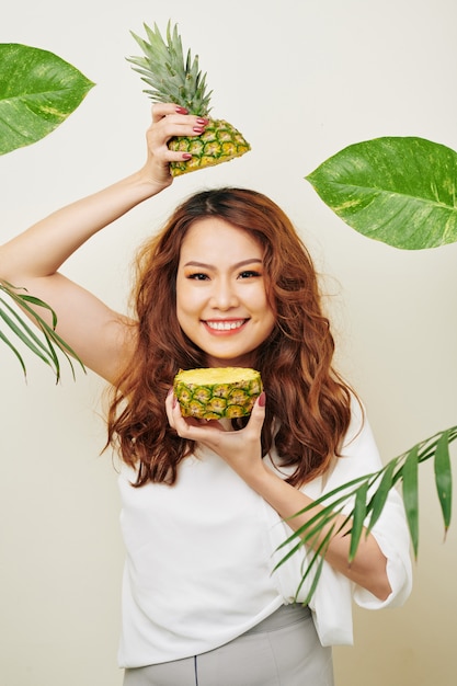 Mujer con frutas exóticas