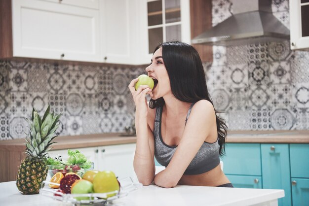 Mujer con frutas frescas