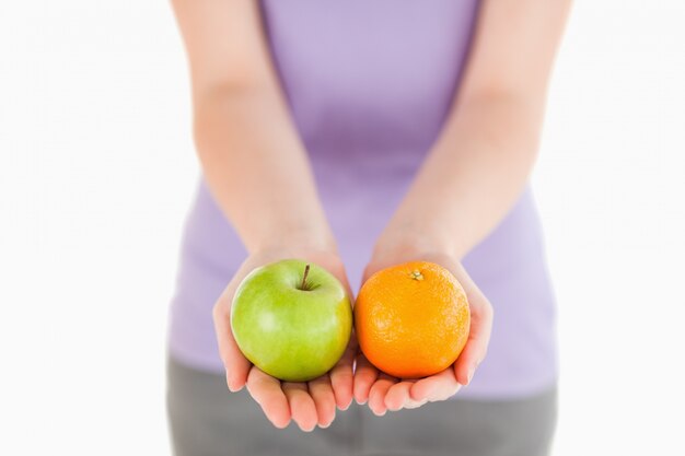 Mujer con frutas mientras está de pie