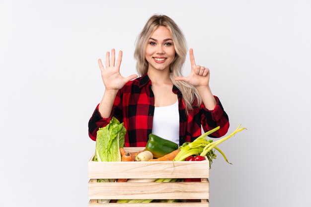 Mujer con frutas sobre fondo aislado